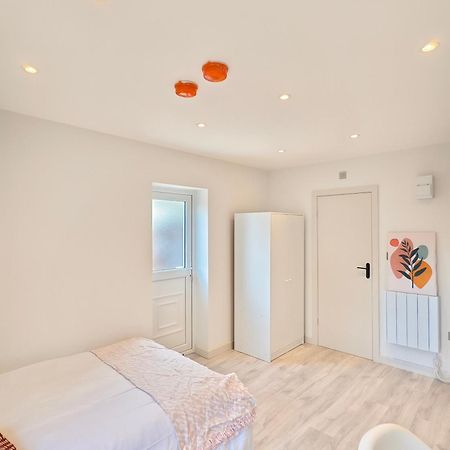 Отель Morden Stratford Studio 1 Лондон Экстерьер фото